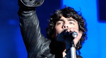 Joe, principal vocalista do trio, fez poses e se esbaldou com a histeria do público durante toda a apresentação em São Paulo - Divulgação