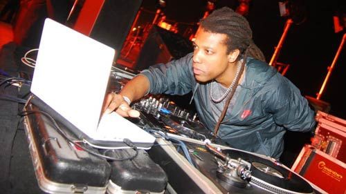 DJ Negrália, do O Rappa, fez a trilha nas pickups