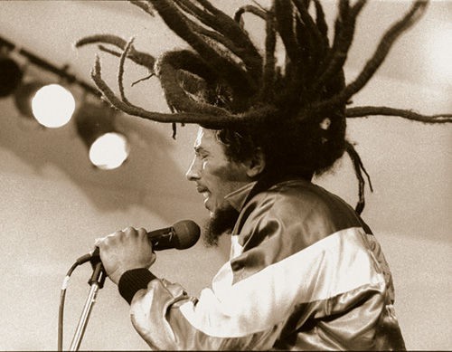Bob Marley, ao vivo na Inglaterra, em julho de 1980: ícone de uma geração, ele morreu no ano
seguinte, aos 36, vítima do câncer