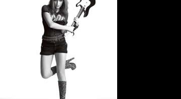 Bárbara Thomaz veste camiseta e short Cavalera, guitarra Rock Band, corselete, pulseiras de borracha, cinto de bala e bota onça Acervo Japa Girl - Jr Duran
