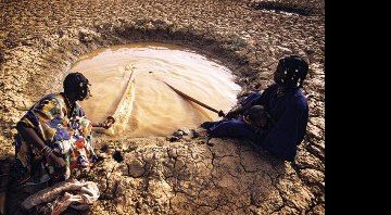 Mulheres lavam mastros de barracas em um dos pouquíssimos poços de água restantes, em Mali - KAREN KASMAUSKI/CORBIS/LATINSTOCK