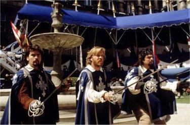 A última versão cinematográfica de Os Três Mosqueteiros, de 1993, é estrelada por Charlie Sheen (Aramis), Kiefer Sutherland (Athos) e Oliver Platt (Porthos)