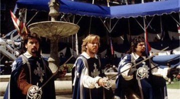 A última versão cinematográfica de Os Três Mosqueteiros, de 1993, é estrelada por Charlie Sheen (Aramis), Kiefer Sutherland (Athos) e Oliver Platt (Porthos) - Reprodução
