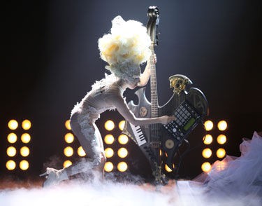 Lady Gaga homenageou o estilista Alexander McQueen em sua apresentação no 30º Brit Awards