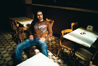 Omar bin Laden em um café, em Beirute. "Posso enfrentar represálias por falar", ele diz, "mas meu pai jamais me machucaria" - Foto Produzida pela Getty Images para a Rolling Stone