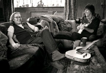 LIGADOS PELAS CORDAS: Clapton e Beck na casa de campo de Beck, em Wadhurst, Inglaterra, em janeiro deste ano - SAM JONES