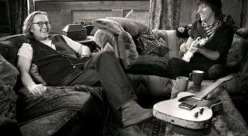 LIGADOS PELAS CORDAS: Clapton e Beck na casa de campo de Beck, em Wadhurst, Inglaterra, em janeiro deste ano - SAM JONES
