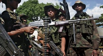 <b>O TEATRO DE URIBE</b> Em março de 2006, mais de 30 mil paramilitares colombianos entregaram as armas (foto). Mas a atual influência política dos neoparas prova que o movimento criminoso continua a existir - André Pessoa