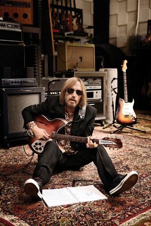 PÉ NO CHÃO - Tom Petty se diverte, agora influenciado pelos gigantes do blues - SAM JONES