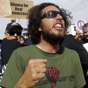 Zack de la Rocha organiza o Sound Strike contra nova lei de imigração do Arizona; nesta foto, Zack lidera uma marcha antiguerra, em agosto de 2008
