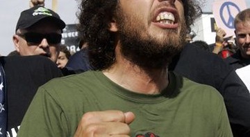 Zack de la Rocha organiza o Sound Strike contra nova lei de imigração do Arizona; nesta foto, Zack lidera uma marcha antiguerra, em agosto de 2008 - AP