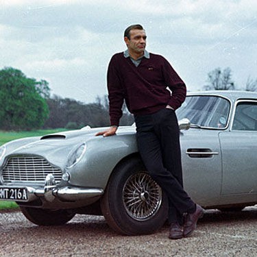 James Bond (Sean Connery) usou o Aston Martin DB5 nos filmes 007 Contra Goldfinger e 007 Contra a Chantagem Atômica