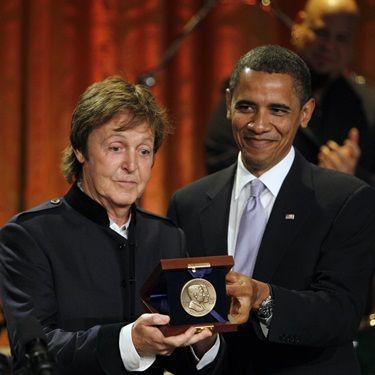 Paul McCartney recebe o Gershwin Prize das mãos de Barack Obama - AP