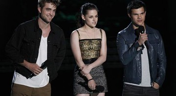 Robert Pattinson, Kristen Stewart e Taylor Lautner apresentam cenas inéditas de <i>Eclipse</i> no MTV Movie Awards - AP