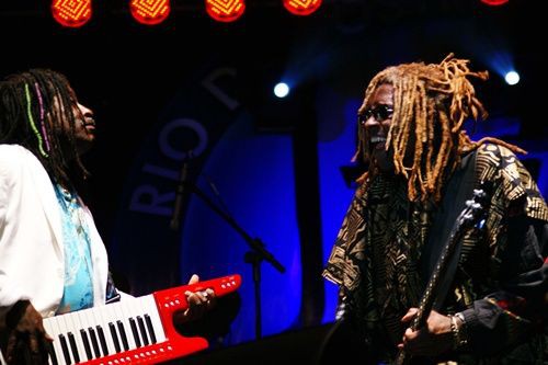 Delmar Brown e T. M. Stevens: baixista, à direita, fez show incendiário no Rio das Ostras Jazz e Blues Festival - Cezar Fernandes