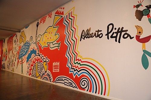 O trabalho de Alberto Pitta exposto na parede da Bienal, durante a semana de moda - Rodrigo Bueno