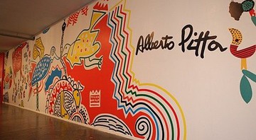 O trabalho de Alberto Pitta exposto na parede da Bienal, durante a semana de moda - Rodrigo Bueno