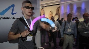 Participante da E3 mostra o funcionamento do Move, da Sony: tecnologia 3D também está no futuro dos games - AP