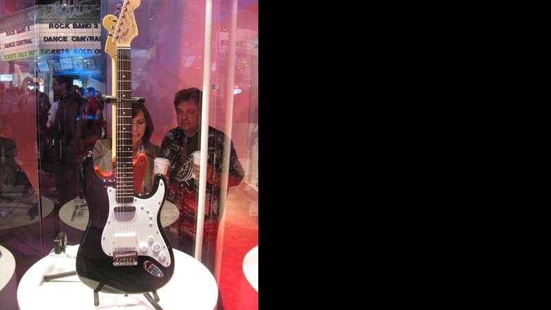 Guitarra da Fender para <i>Rock Band 3</i>: agora, usuário vai poder tocar - de verdade - e jogar ao mesmo tempo - Pablo Miyazawa