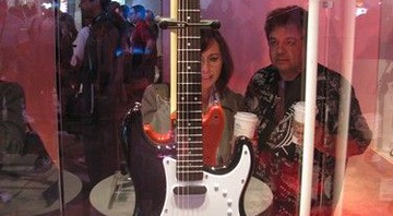 Guitarra da Fender para <i>Rock Band 3</i>: agora, usuário vai poder tocar - de verdade - e jogar ao mesmo tempo - Pablo Miyazawa