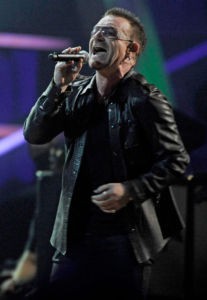 Bono deve retornar aos palcos em agosto, diz empresário do U2
