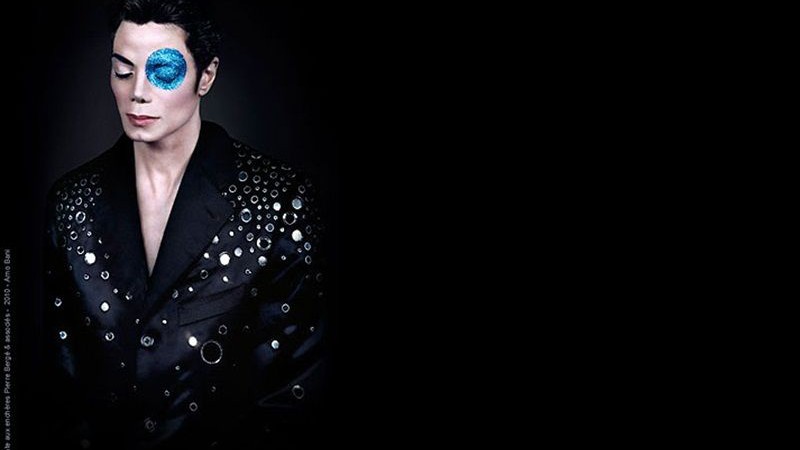 Michael Jackson aparece com feição triste e olho pintado de azul em foto inédita