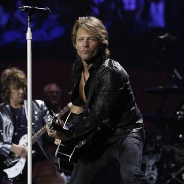Bon Jovi se apresenta no estádio do Morumbi no dia 8 de outubro; na foto, vocalista aparece no palco da O2 Arena, em Londres, no último mês de junho
