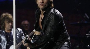 Bon Jovi se apresenta no estádio do Morumbi no dia 8 de outubro; na foto, vocalista aparece no palco da O2 Arena, em Londres, no último mês de junho - AP