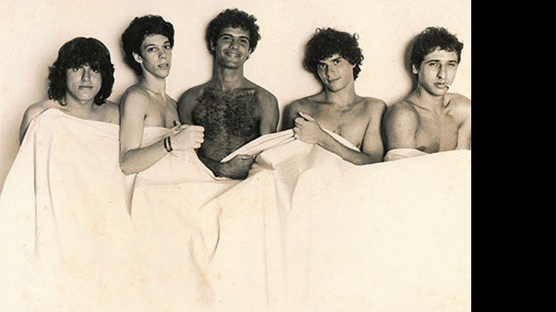 Barão Vermelho em 1982, ano de lançamento do disco de estreia (da esquerda pra direita: Maurício Barros, Dé, Cazuza, Frejat e Guto Goffi)