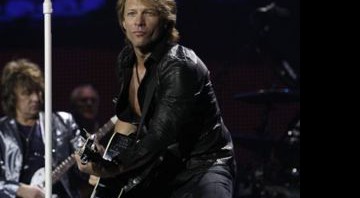 Bon Jovi se apresenta no estádio do Morumbi no dia 6 de outubro; na foto, vocalista aparece no palco da O2 Arena, em Londres, no último mês de junho - AP