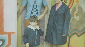 Sue Baker e seu irmão, Philip, com George Harrison na porta de sua casa, em Londres - Reprodução/BNPS