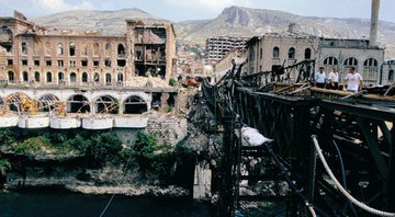 <b>RASTROS DO ÓDIO</b> A ponte Tito, em Mostar, uma das diversas construções destruídas na guerra da Bósnia - Fredy Builes / Reuters