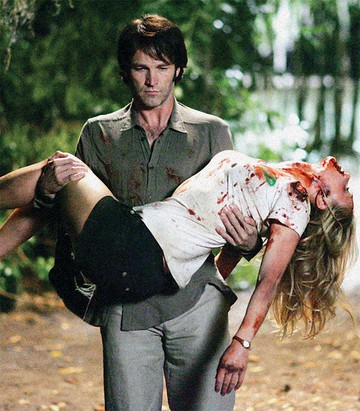 <b>AMOR VIOLENTO</b> Bill, um dos vampiros da série, carrega a amada, Sookie, uma humana telepata