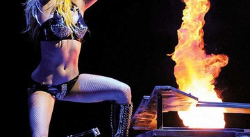<b>EM CHAMAS</b> Lady Gaga ao piano, em um dos momentos de seu show atual - Steve Granitz