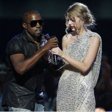 Kanye West e Taylor Swift no VMA de 2009, quando o rapper invadiu o palco e tomou o microfone