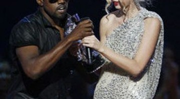 Kanye West e Taylor Swift no VMA de 2009, quando o rapper invadiu o palco e tomou o microfone - AP