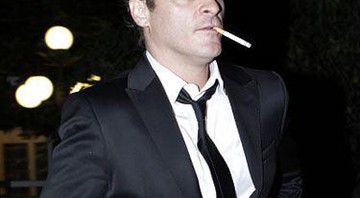 Joaquin Phoenix poderá integrar elenco da cinebio de ex-diretor do FBI ao lado de Leonardo DiCaprio - AP