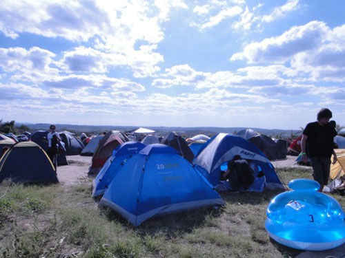 Imagem do camping comum no SWU: público chegou a esperar três horas para tomar banho