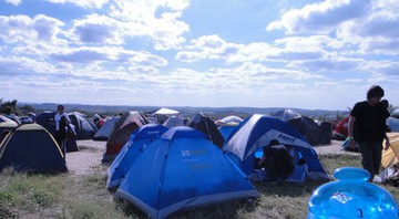 Imagem do camping comum no SWU: público chegou a esperar três horas para tomar banho - Patrícia Colombo