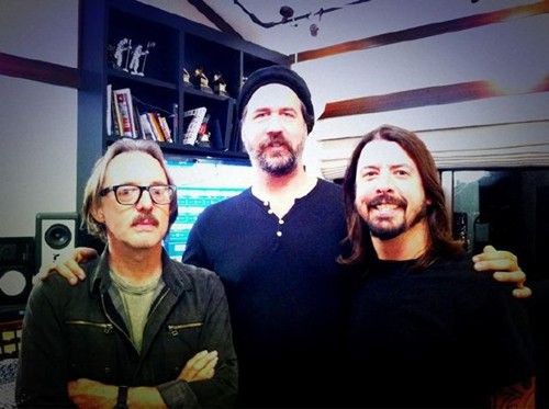 Butch Vig, Krist Novoselic e Dave Grohl durante as gravações do novo disco do Foo Fighters