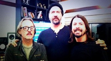Butch Vig, Krist Novoselic e Dave Grohl durante as gravações do novo disco do Foo Fighters - Reprodução/Twitter Foo Fighters