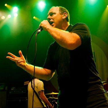 O vocalista Greg Graffin durante um show do Bad Religion; banda completa 30 anos e lança discografia na internet