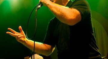 O vocalista Greg Graffin durante um show do Bad Religion; banda completa 30 anos e lança discografia na internet - AP