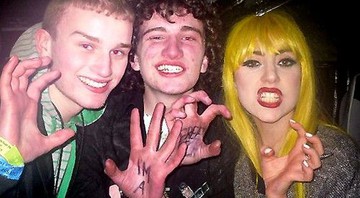 Lady Gaga posa para foto com fãs em Belfast - Reprodução/omgmusic.com