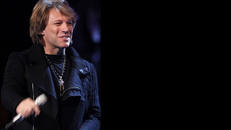Bon Jovi recebe o prêmio de ícone global