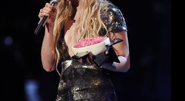A performance de Shakira abriu a noite e a cantora ainda recebeu o prêmio especial Free Your Mind - AP