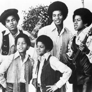 Jackson 5 com Michael Jackson (no frente, ao centro) aos dez anos: linha de roupas inspirada nos figurinos do grupo irá se chamar J5 - AP