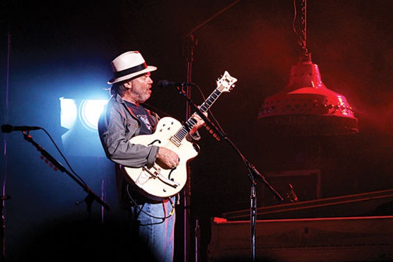 Neil Young preferiu ser acompanhado por sua guitarra - ED RODE