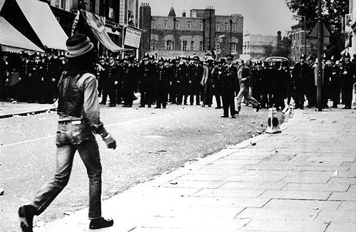Don Letts no Notting Hill Carnival Riots (Londres), em 1976. Ele é tema do filme que abre o festival