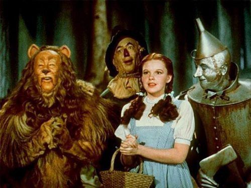 O Mágico de Oz, de 1939, foi protagonizado por Judy Garland, no papel da garota Dorothy